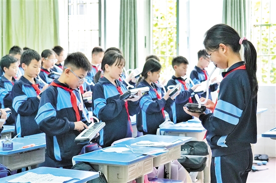 振華學(xué)校將“小器樂(lè)進(jìn)課堂”納入常規(guī)音樂(lè)課程，在全校推廣普及樂(lè)器學(xué)習(xí)，實(shí)現(xiàn)人人會(huì)一種樂(lè)器、班班有歌聲。