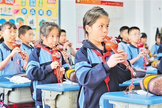 振華學(xué)校為學(xué)生選擇易于學(xué)習(xí)、便于演奏，且適合集體教學(xué)的“小樂(lè)器”。