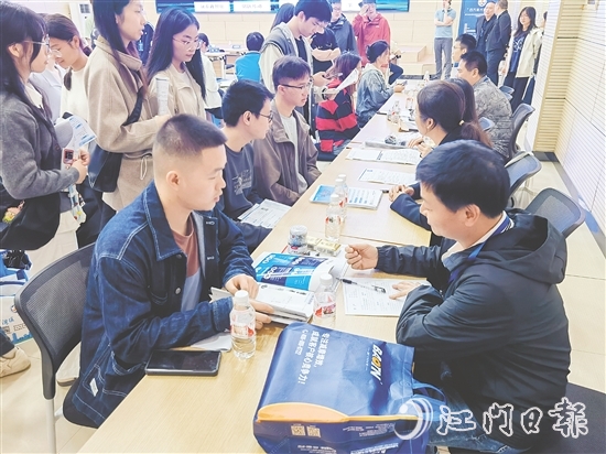 雙選會(huì)現(xiàn)場(chǎng)氣氛熱烈，學(xué)子們積極與企業(yè)代表溝通交流。
