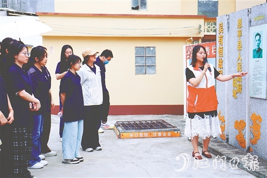 港澳學(xué)子們到吳有恒故居參觀學(xué)習(xí)。