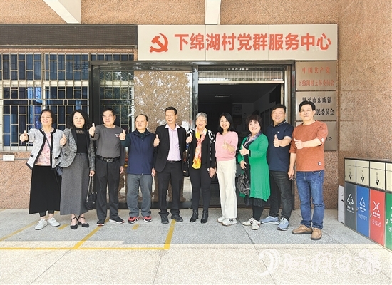 唐仲喜（右五）和兒子（右六）回到丈夫的家鄉(xiāng)東成鎮(zhèn)祭祖、探親。