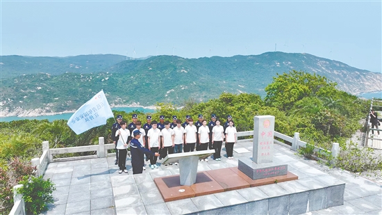 江門市青年學(xué)生國(guó)家安全志愿者宣傳隊(duì)成員在江門圍夾島領(lǐng)海基點(diǎn)為領(lǐng)海界碑描紅。