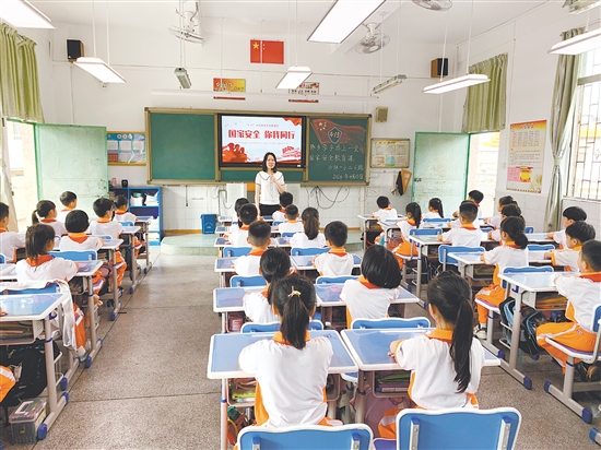 鶴山開展國(guó)家安全進(jìn)校園專題授課。