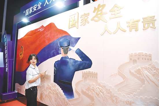 2022年，我市邀請(qǐng)知名壁畫師張麗佳在大型商超現(xiàn)場(chǎng)創(chuàng)作了一幅2.44米高的巨型浮雕壁畫——《國(guó)家安全人人有責(zé)》。
