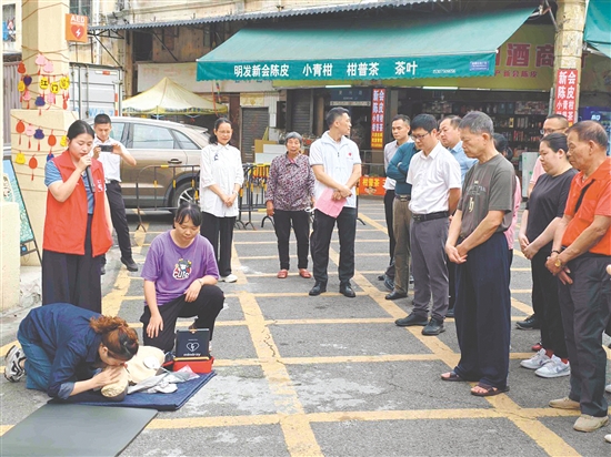 裝機(jī)儀式現(xiàn)場(chǎng)舉辦了救護(hù)培訓(xùn)班，幫助群眾熟練掌握心肺復(fù)蘇和AED使用等救護(hù)技能。