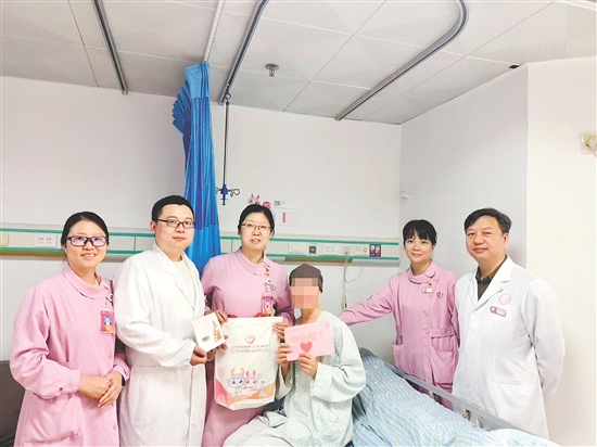 結(jié)束了最后一次化療，李女士收到了粉紅色的“抗癌畢業(yè)證書”。