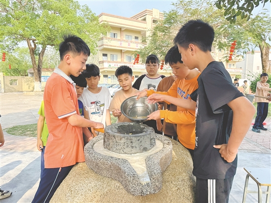 把傳統(tǒng)工具搬入校園，讓學(xué)生通過親身實(shí)踐感受先輩的勞動(dòng)智慧，在勞動(dòng)中感知生活的氣息。