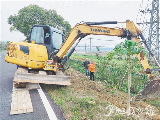 路政執(zhí)法人員安全有序地開展清理工作，恢復路肩原狀。