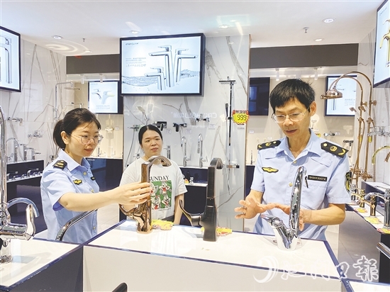 開平市市場(chǎng)監(jiān)管局工作人員深入企業(yè)，宣講知識(shí)產(chǎn)權(quán)保護(hù)政策法規(guī)。