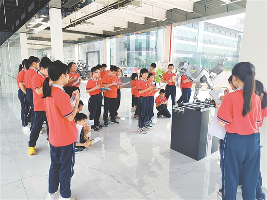 學(xué)生們走進(jìn)企業(yè)，近距離感受智能工業(yè)的魅力。