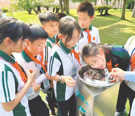 學(xué)生們輪流品嘗經(jīng)過深度處理的直飲水，紛紛點(diǎn)贊“有點(diǎn)甜”。