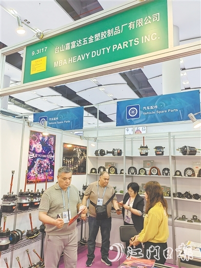 臺山參展企業(yè)依然堅定外貿(mào)信心，以飽滿的精神狀態(tài)在廣交會拓市場、抓訂單。