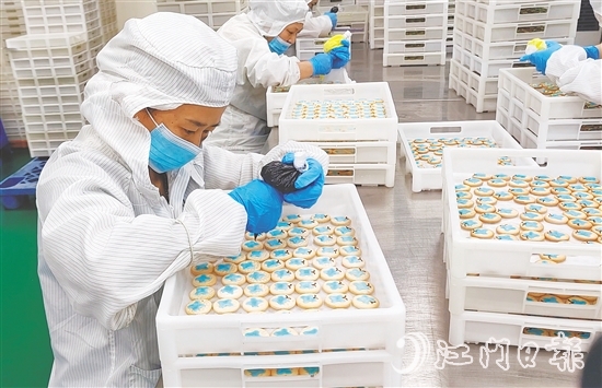 工人在餅干上裝裱卡通圖案。