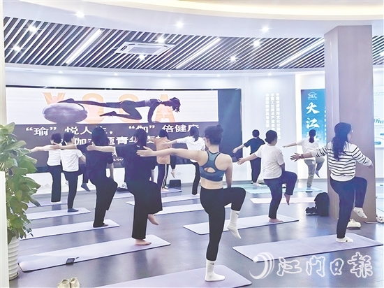 學(xué)員們跟隨導(dǎo)師練習(xí)，在體式轉(zhuǎn)換中體會(huì)力量與柔韌的平衡。