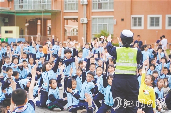 學(xué)生們踴躍參與互動(dòng)問(wèn)答。
