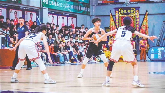 運動員在場上進行激烈比拼。
