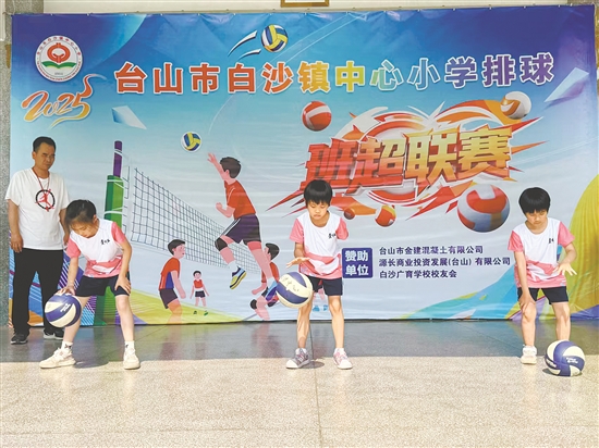 低年級學(xué)生在“拍球大挑戰(zhàn)”限時比賽中展開比拼。