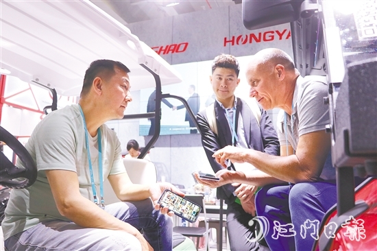 在江門鴻雅科技有限公司展位現(xiàn)場(chǎng)，來(lái)自美國(guó)邁阿密的客商正積極與企業(yè)商討合作方式。劉淑君