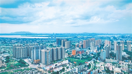 鶴山擁有廣闊的發(fā)展空間、扎實(shí)的產(chǎn)業(yè)基礎(chǔ)和良好的發(fā)展勢(shì)頭。圖為鶴山城區(qū)。
