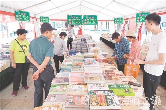 市民在購書區(qū)挑選圖書。