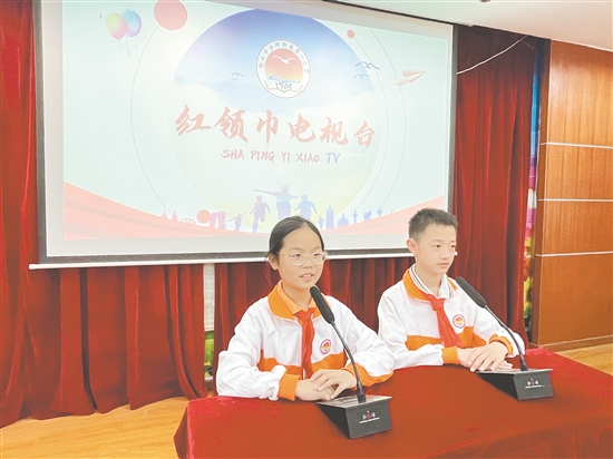 沙坪街道第一小學(xué)結(jié)合學(xué)生實(shí)際需求，積極打造豐富多彩的“小海鷗”節(jié)目內(nèi)容。圖為學(xué)生在為“紅領(lǐng)巾電視臺”錄制節(jié)目。