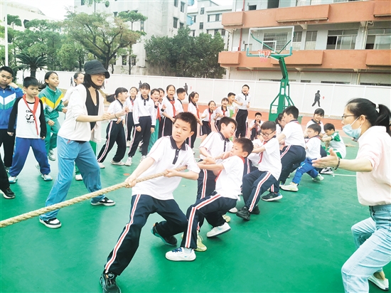 雙方隊員緊握長繩，齊心協(xié)力，鼓足勁拼命往后拉，全力以赴為班級榮譽而戰(zhàn)。
