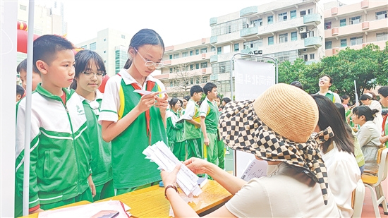 游戲區(qū)設(shè)置了多個(gè)游戲攤位，考驗(yàn)學(xué)生的朗讀能力、科學(xué)知識(shí)儲(chǔ)備、詩(shī)詞知識(shí)儲(chǔ)備、語(yǔ)言組織能力及口頭表達(dá)能力。