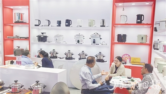 廣交會(huì)現(xiàn)場(chǎng)，新會(huì)企業(yè)展區(qū)吸引不少客商駐足洽談新商機(jī)。