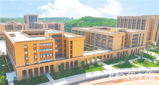 雙水鎮(zhèn)將全力打造大灣區(qū)國際職教城。圖為建設(shè)中的廣州軟件學(xué)院江門校區(qū)。