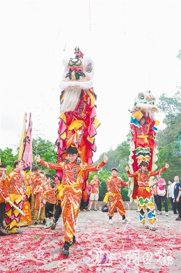 一眾弟子以醒獅和武術(shù)的形式表達(dá)對祖師的緬懷。