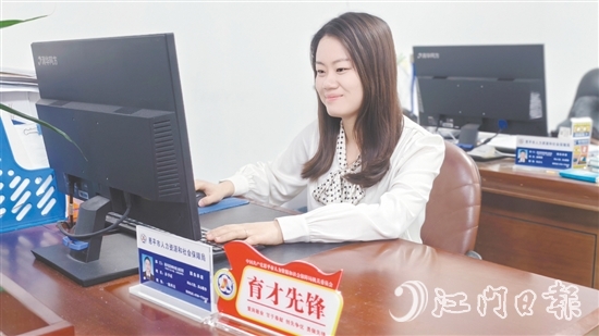 “人社先鋒”亮牌，發(fā)揮示范效應(yīng)。