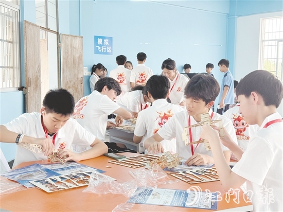 學(xué)生們拼裝“馮如一號(hào)”模型。