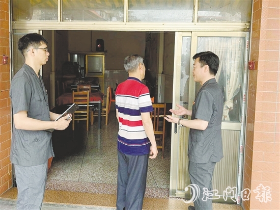 法官到李大爺家回訪，發(fā)現(xiàn)損壞的房屋已經基本修復。