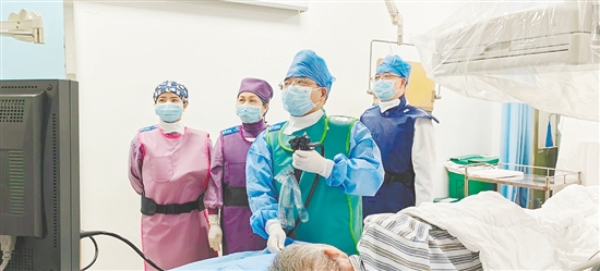 七旬血透患者遭膽石之困，消化內(nèi)科團隊協(xié)作巧破難關(guān)。