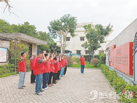 發(fā)展紅色旅游是以敬村振興鄉(xiāng)村產(chǎn)業(yè)的重要抓手，該村充分挖掘利用本地紅色資源，打造沉浸式研學體驗。