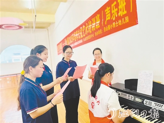 學(xué)員們?cè)诶蠋煹闹笇?dǎo)下練習(xí)發(fā)聲技巧。