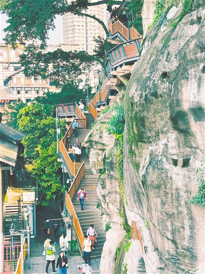 沿山城步道拾級而上，感受重慶山城的魅力。