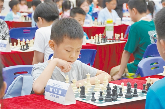 棋手們?cè)谄灞P上智力交鋒。