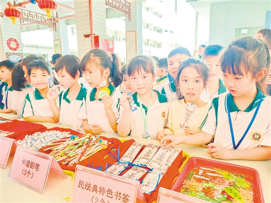 學(xué)生們以積攢的獎(jiǎng)?wù)聝稉Q心儀獎(jiǎng)品。