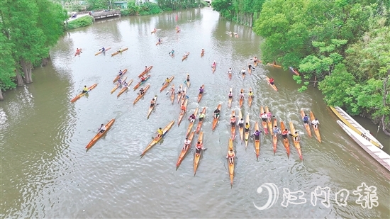 單人龍虱賽開賽，選手們競逐“水上馬拉松”。