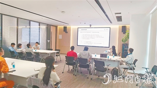 培訓(xùn)現(xiàn)場(chǎng)，企業(yè)工作人員認(rèn)真了解歐盟碳關(guān)稅政策。