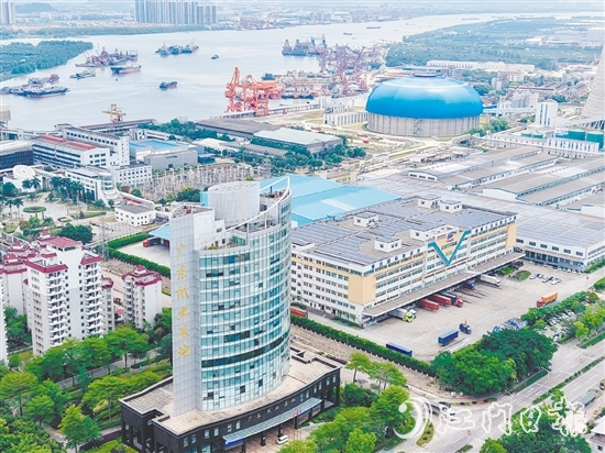 雙水鎮(zhèn)產(chǎn)業(yè)基礎(chǔ)雄厚。圖為廣東銀洲湖紙業(yè)基地。