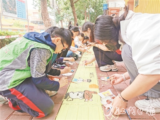 大家手持畫筆，用實際行動營造理解、尊重、關(guān)心視障人士的濃厚氛圍。