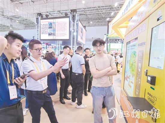 方便米飯、方面湯水只需要在智能售賣(mài)機(jī)配套的微波爐上加熱便可品嘗，便捷、美味又營(yíng)養(yǎng)。