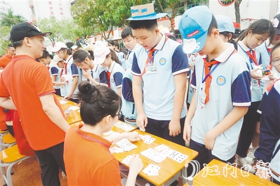 學生挑戰(zhàn)“神機妙算”游戲項目。