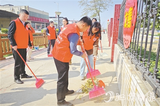 江門(mén)置業(yè)發(fā)展的黨員多次開(kāi)展清潔志愿服務(wù)活動(dòng)，助力鄉(xiāng)村人居環(huán)境改善。