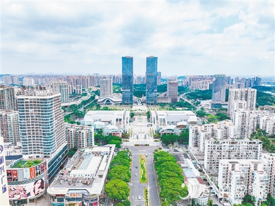 環(huán)市街道位于蓬江區(qū)中心區(qū)域，位于珠三角“1小時商圈”內(nèi)，交通便利，區(qū)位優(yōu)勢明顯。圖為環(huán)五邑華僑廣場商圈一帶。劉淑君