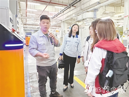 在雅圖仕倉儲物流環(huán)節(jié)，AGV智能叉車發(fā)揮重要作用。