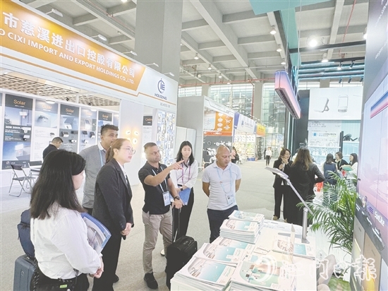 在照明館展位上，采購商對小崧股份的健康光產品十分感興趣。