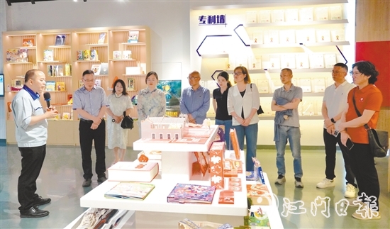 學(xué)員們參觀雅圖仕印刷成品展示館。